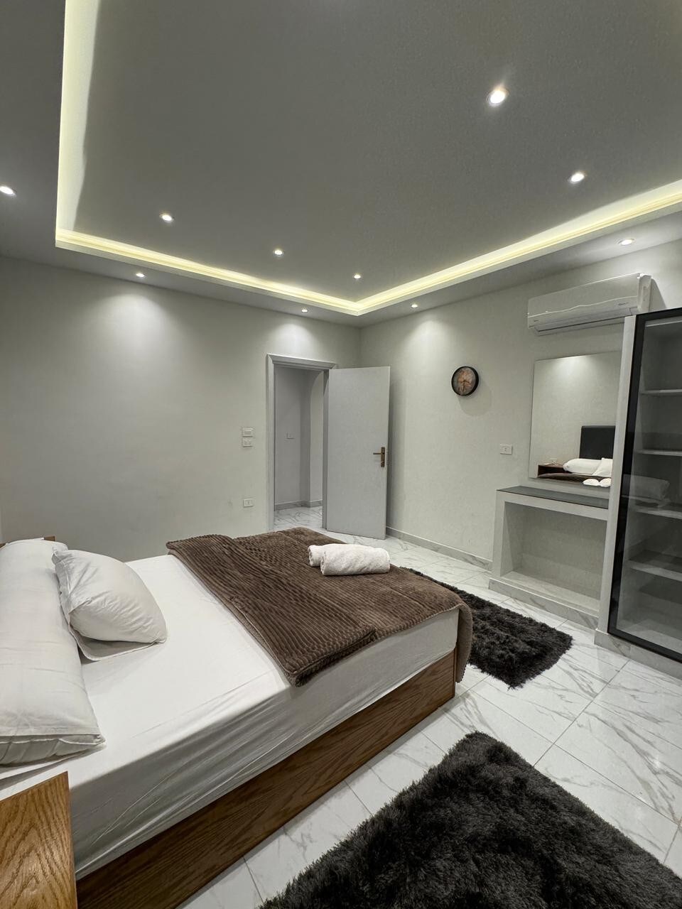 Master bedroom — bed linens and brown throw